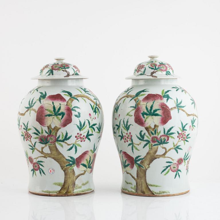 A pair of Chinese famille rose peach vases with covers, late Qing dynasty/circa 1900.