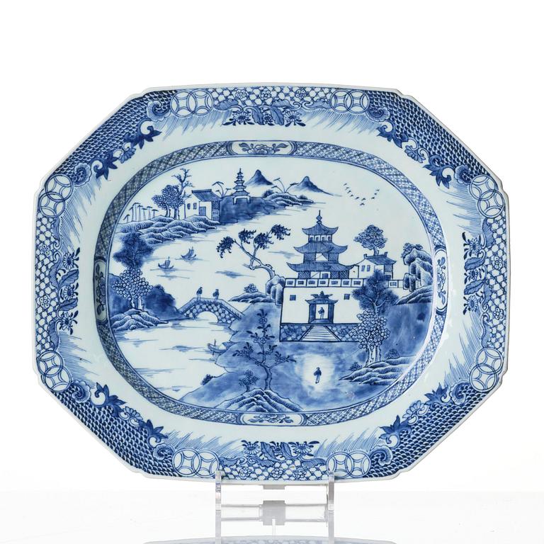 A pair of chargers, porcelain Qianlong 1736-95.