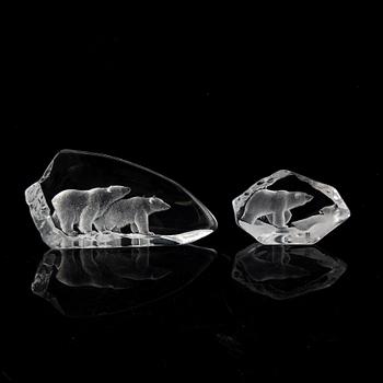 Mats Jonasson, two glass polar bears, Målerås, Sweden.