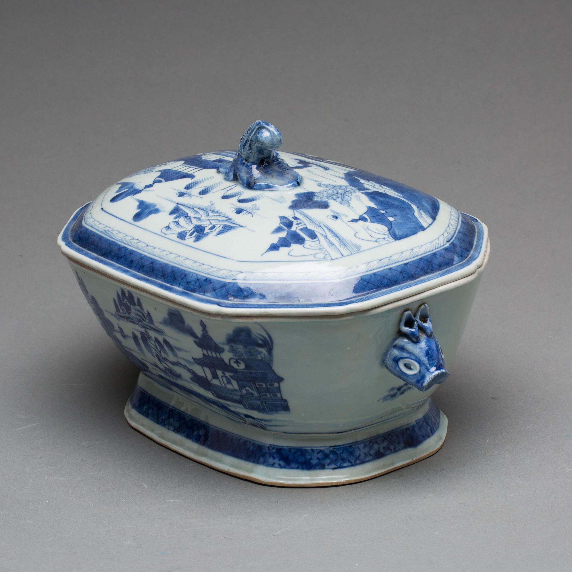 A BLUE AND WHITE TUREEN AND A BLUE AND WHITE SERVING DISH, CHINA, 18th/19th CENTURY.