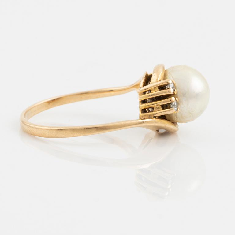 Ring, gold with pearl and small diamonds.