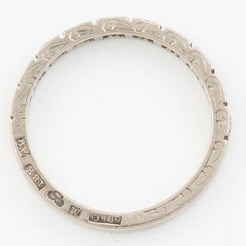 Alliance ring, 18K white gold set with small eight-cut diamonds.