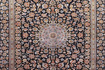 A Kashan, ca. 405 x 303 cm.