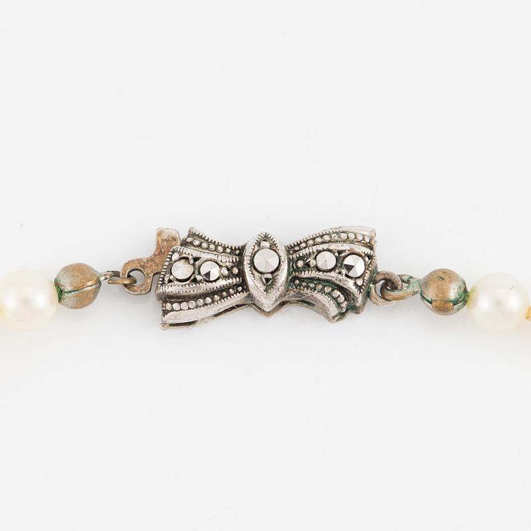 Pearl necklace, two cultured pearls, clasp silver.