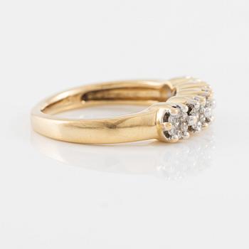 Ring 18K guld med små briljantslipade diamanter.