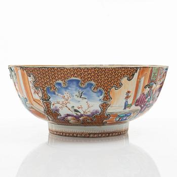 Bålskål, spilkum och bärtallrikar, ett par, porslin. Kina, Qingdynastin, 1700-tal.