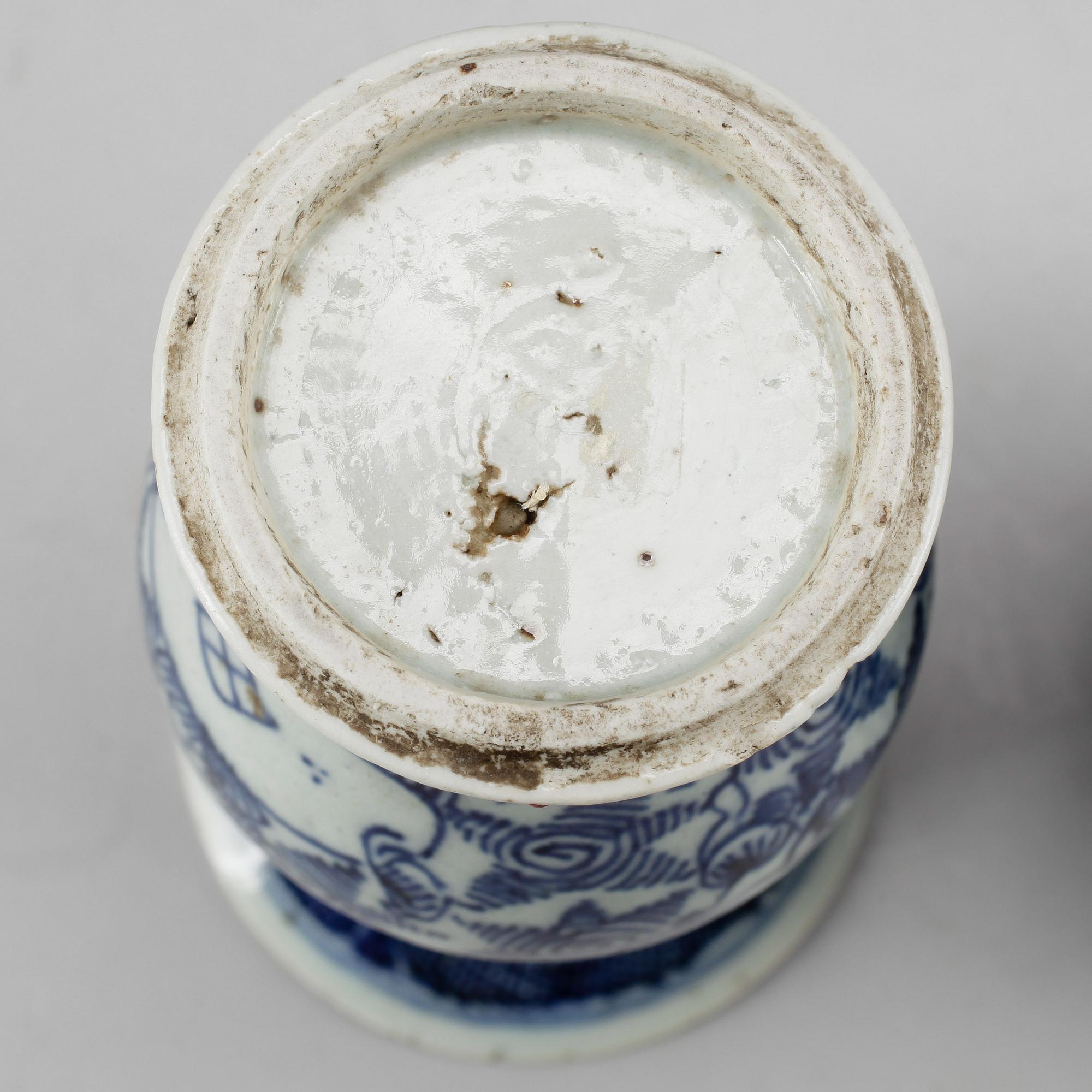 VASER, 2 st, och URNA, porslin, Kina, 1800-tal.