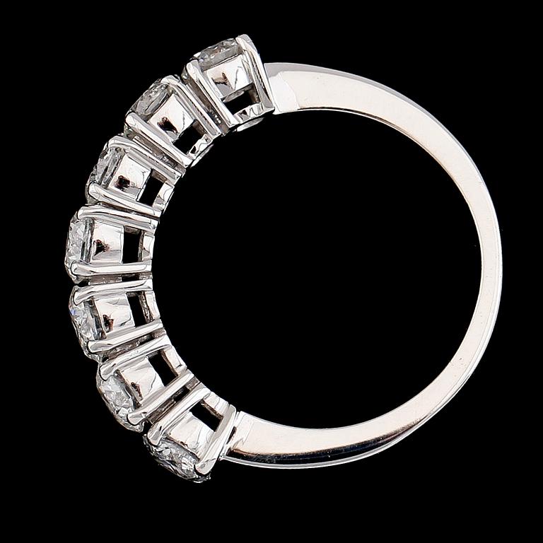 RING, 18K vitguld, briljantslipade diamanter tot ca 2.32 ct. Vikt ca 5 g.
