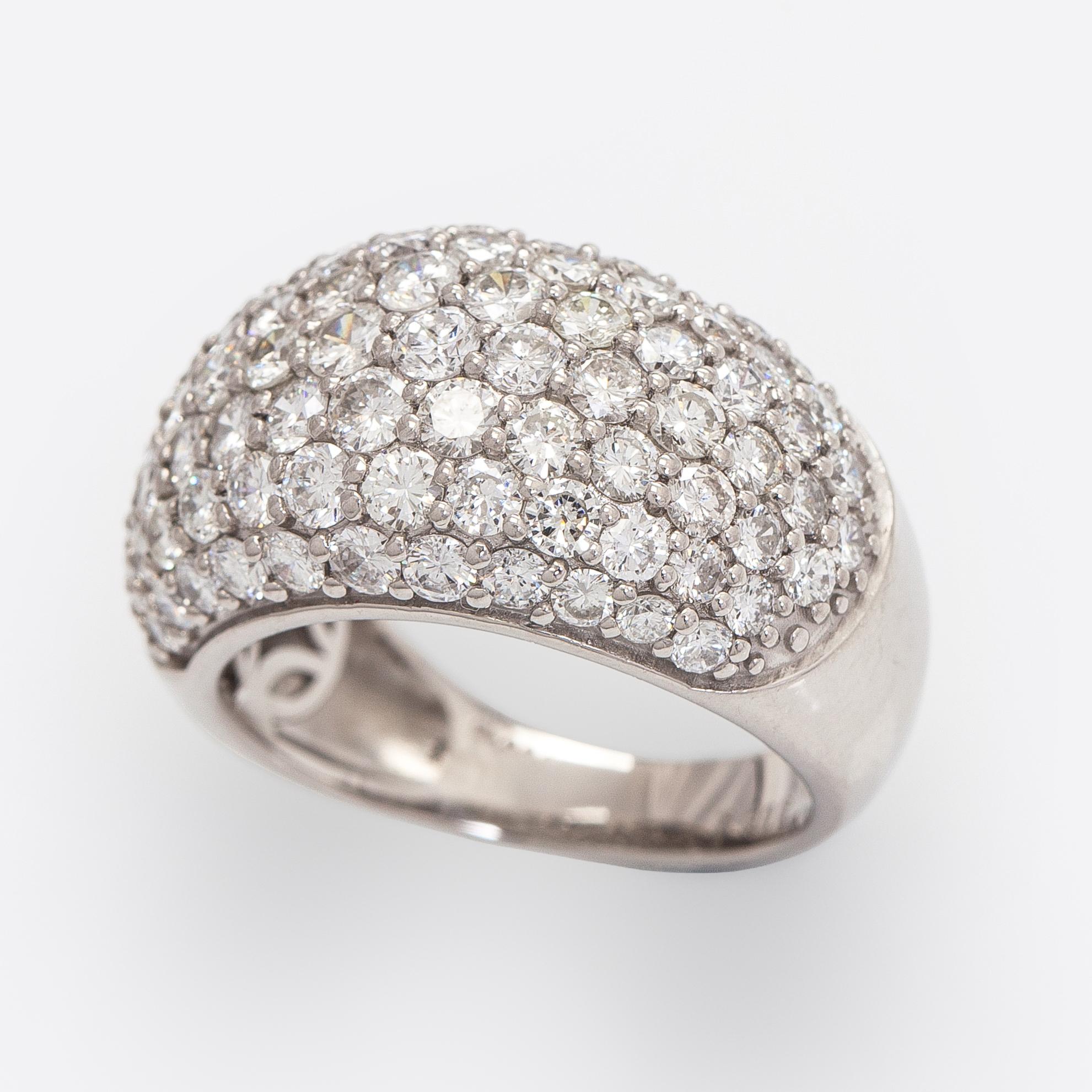 Ring, bombé, platina och briljantslipade diamanter.