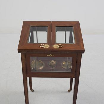 CIGARRSKÅP, 1900-talets mitt.