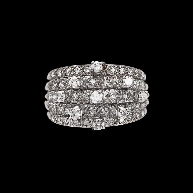 A brilliant cut diamond ring, tot. app. 1 cts.