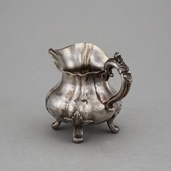 GRÄDDKANNA, silver, nyrokoko, S:t Petersburg, 1867. Vikt ca 152g.