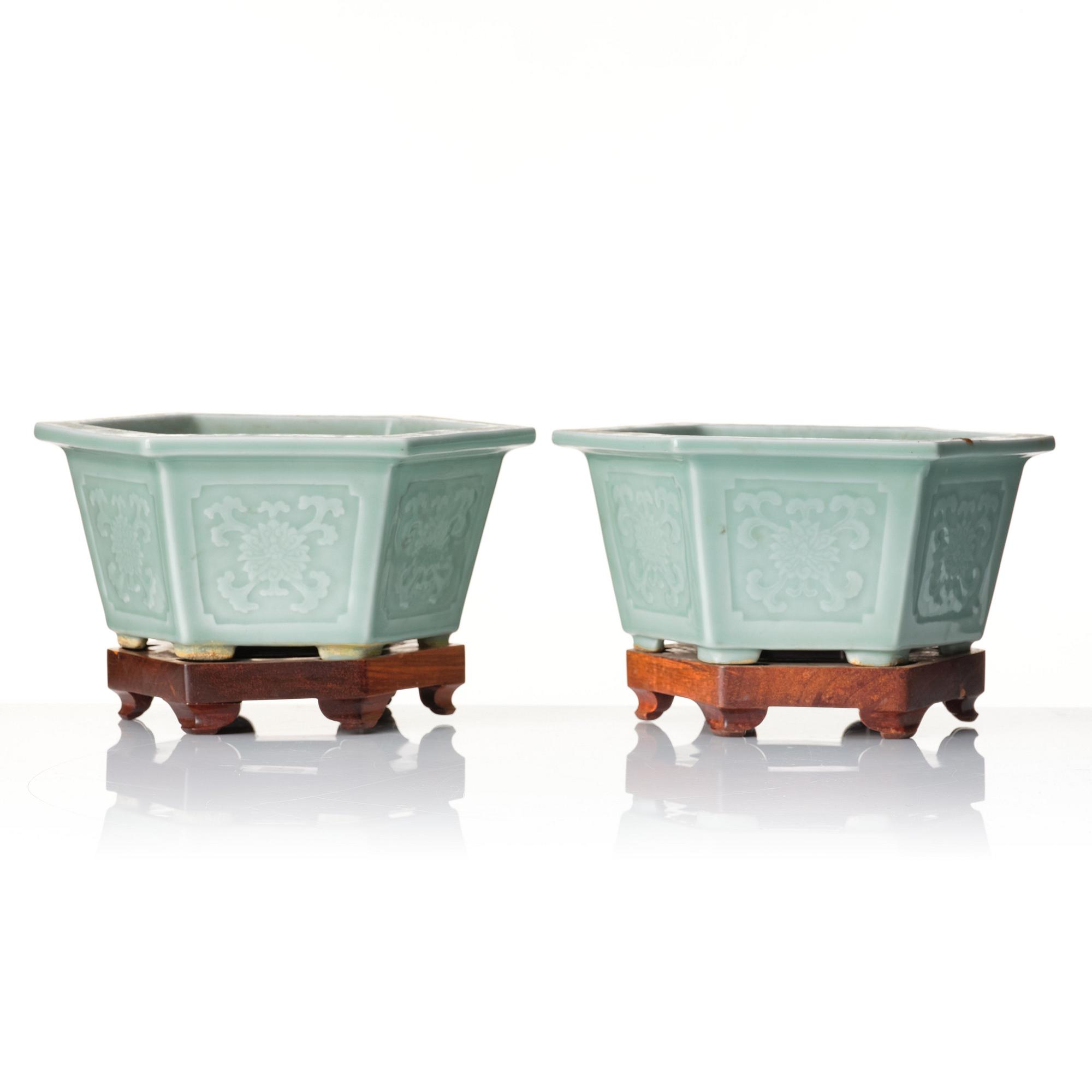 A pair of Chinese Celadon flower pots, late Qing dynasty/early 20th Century.