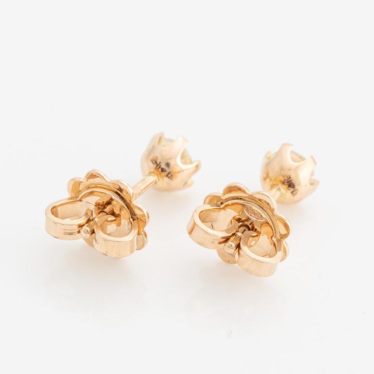 Earrings with brilliant-cut diamonds.