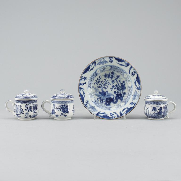 CREMEKOPPAR, 3 st SAMT BÄRTALLRIK, porslin, Qianlong, Kina 1700-tal.