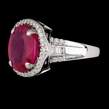 RING, 18K vitguld, rubin, briljant- och baguettslipade diamanter. Vikt ca 8 g.