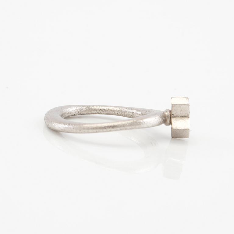 Ole Lynggaard, Ring "Love" 18K vitguld, design Charlotte Lynggaard.