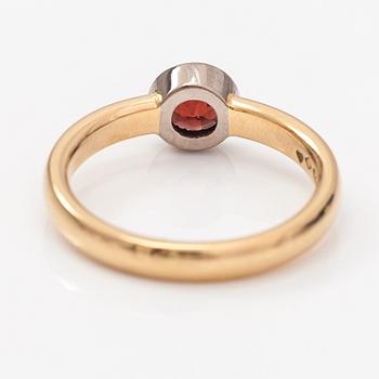 An 18K gold ring with a garnet. A Tillander, Helsinki 2008.