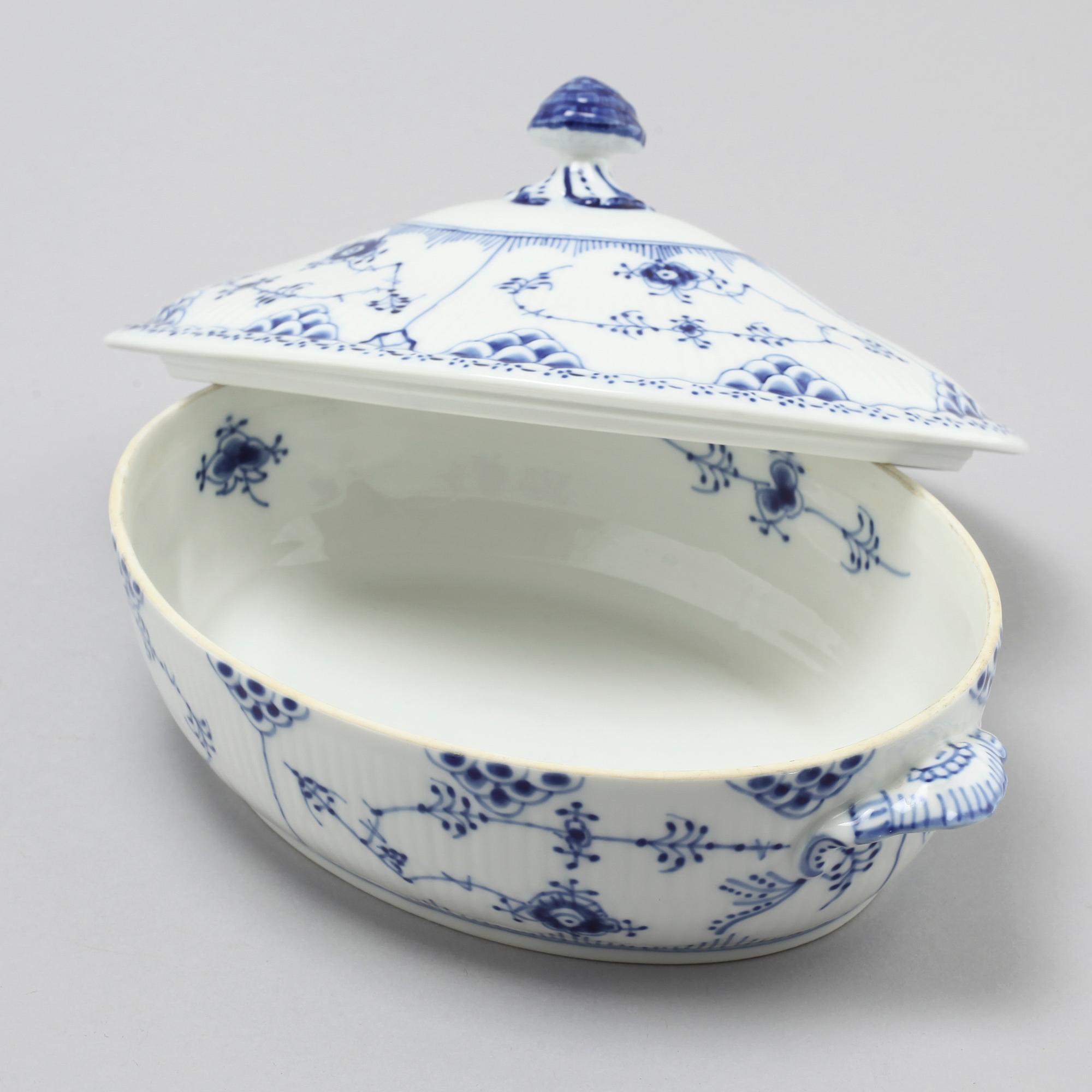 63 pieces of porcelain tableware from Royal Copenhagen, model "Musselmalet", second half of the 20th century.