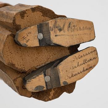 Axel Petersson Döderhultarn, skulptur, signerad. Delvis bemålat trä, höjd 25 cm.