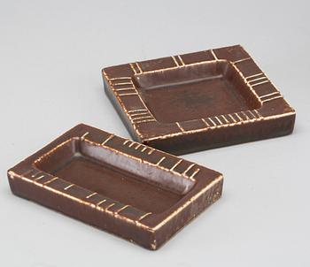 CARL-HARRY STÅLHANE, stoneware, figurin and two ashtrays. Rörstrand.