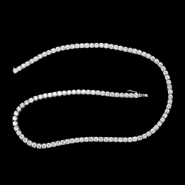 COLLIER, 107 briljantslipade diamanter, tot. 22.56 ct.