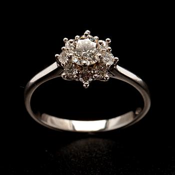 RING, vitguld 18K, briljantslipade diamanter tot. 0,70 ct. Vikt  2,77 g.