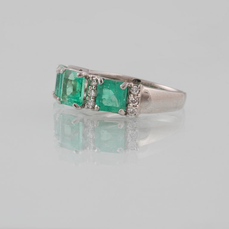 RING, platina med 3 smaragder 3.00 ct samt 12 briljantslipade diamanter 0.25 ct. Vikt 6,5 gram.