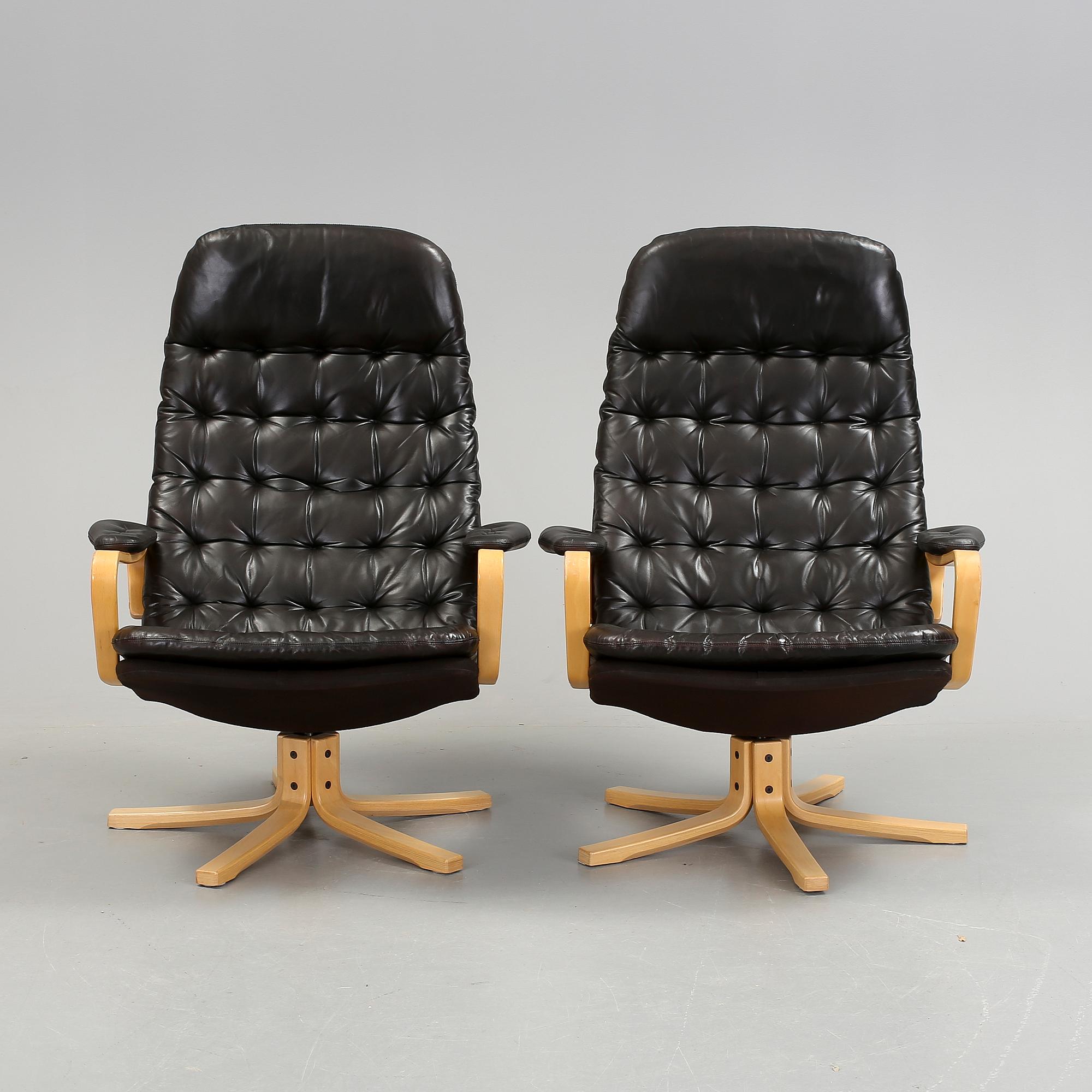 FÅTÖLJER, ett par, "Mona Roto", Sam Larsson, Dux, 1900-talets andra hälft.