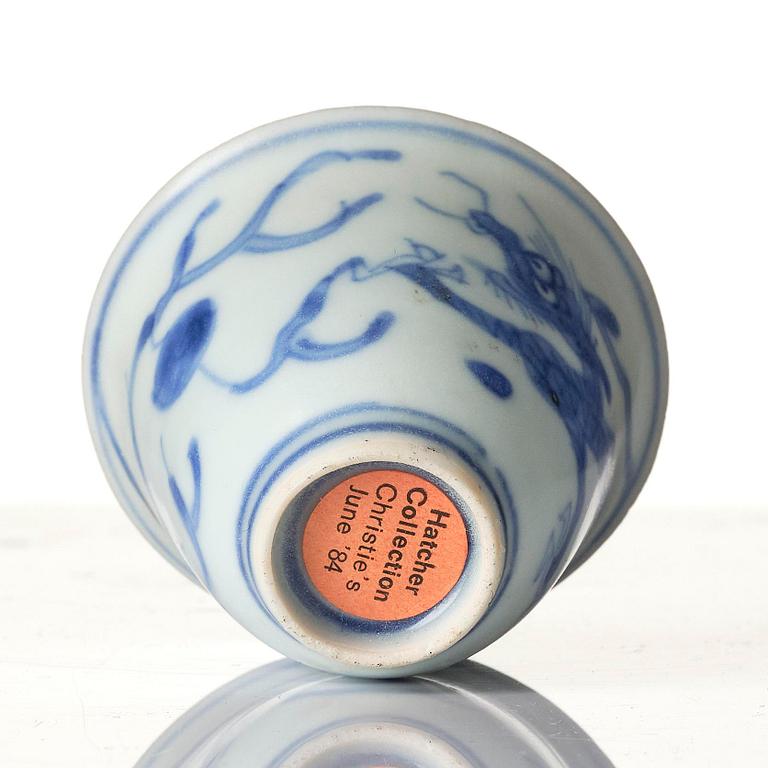 A blue and white dragon wine cup, 'Hatcher Cargo', 17th century.