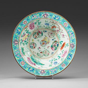 289. A famille rose basin, Qing dynasty, 19th Century.