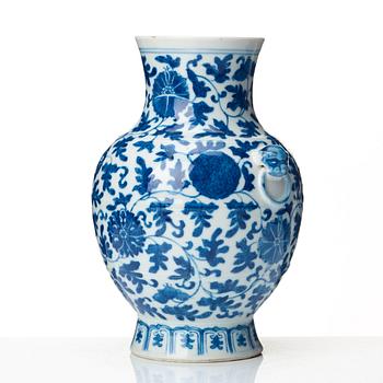 A blue and white vase, Qing dynasty, 19th Century.