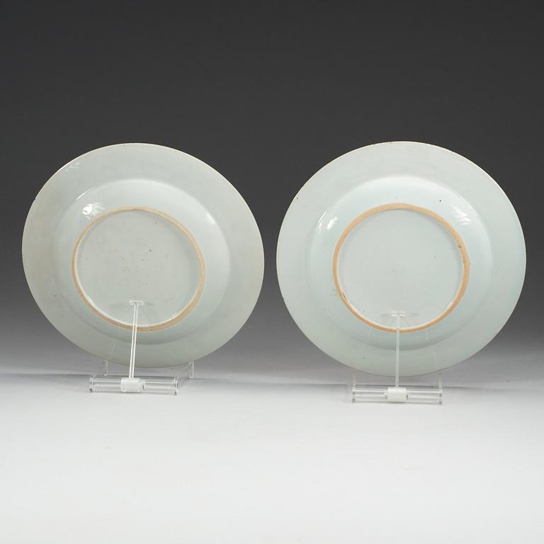 TALLRIKAR, ett par, kompaniporslin. Qing dynastin, Qianlong (1736-95).