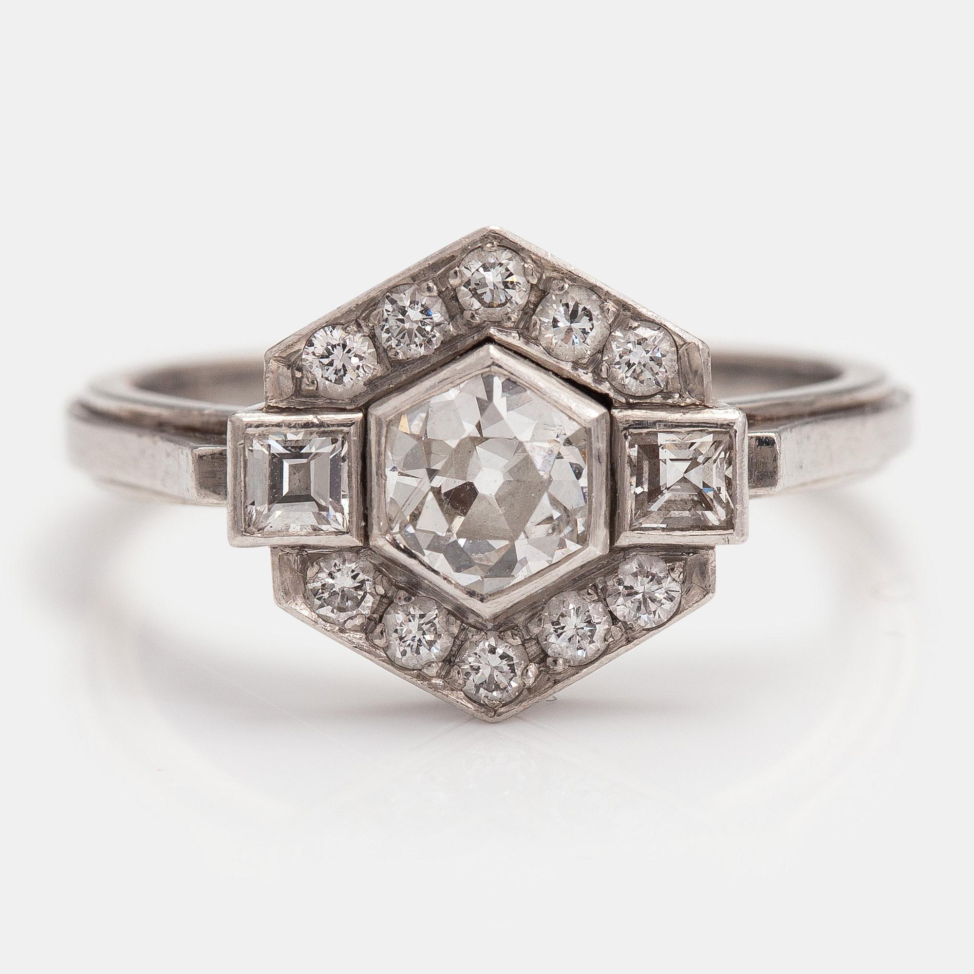 Alexander Tillander, Sormus, art déco tyyli, platinaa, timantteja n. 1.10 ct yht. Helsinki 1900-luvun loppuosa.