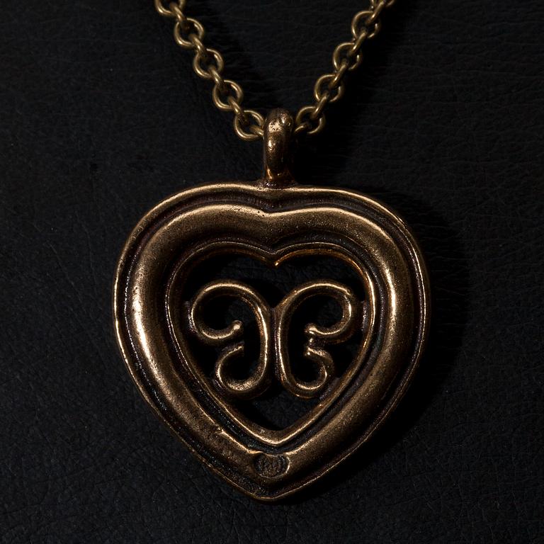 BROSCHER, 2 st, HÄNGE, brons, Kalevala Koru 1900-talets första hälft/-talets slut.