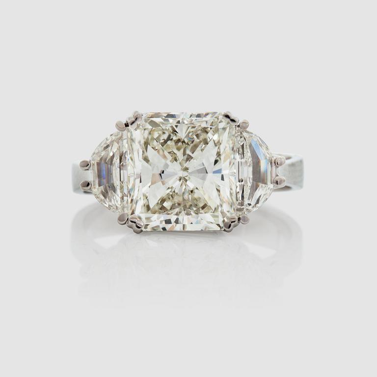 Ring med radiantsipad diamant, 5.02 cts, 1.00 ct sidostenar.