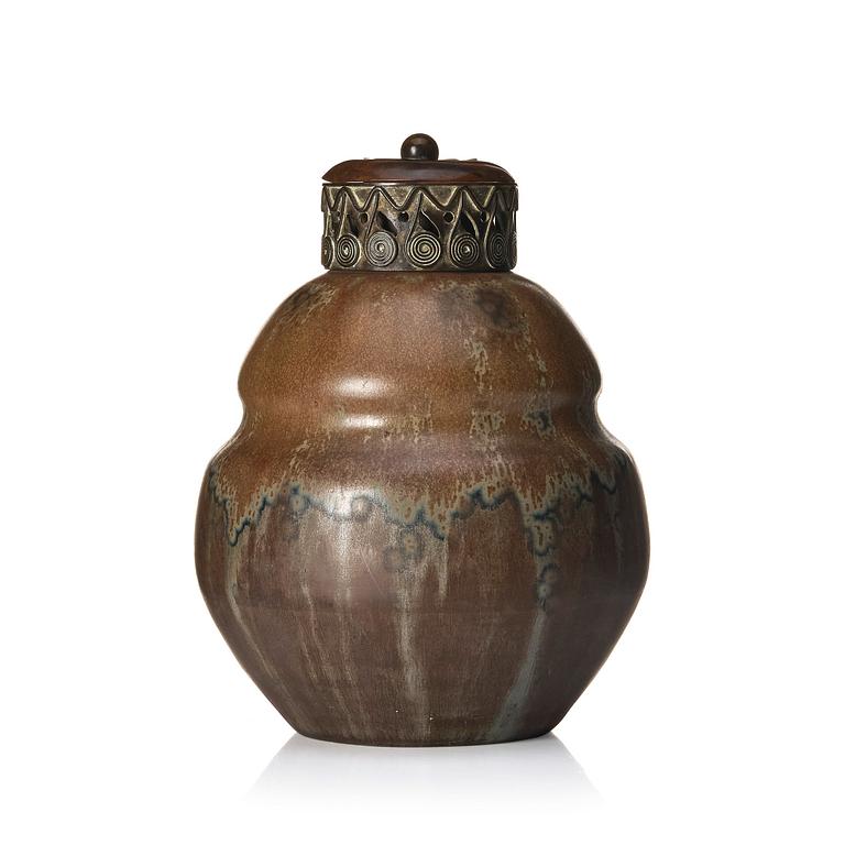Patrick Nordström, tillskriven, urna med lock och mynning av patinerad brons, Royal Copenhagen, Danmark ca 1900.