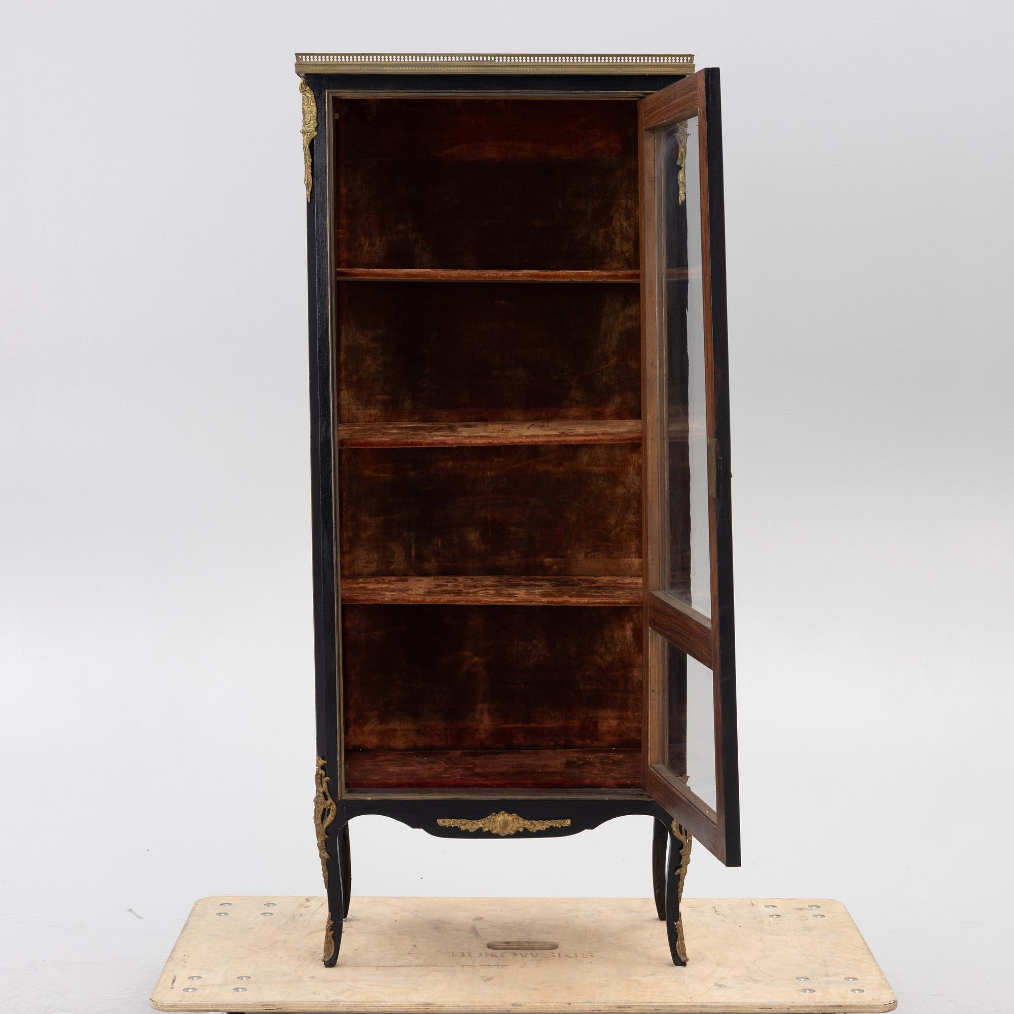 A Louis XVI-style display cabinet, around 1900.