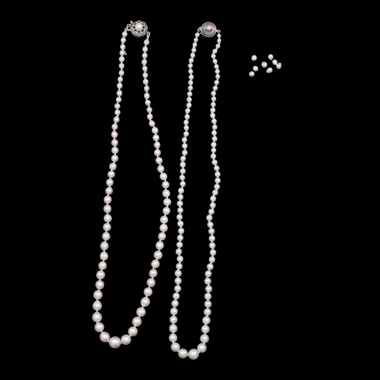 COLLIER, 2 st, odlade pärlor, lås i silver samt pärla, 1900-tal.