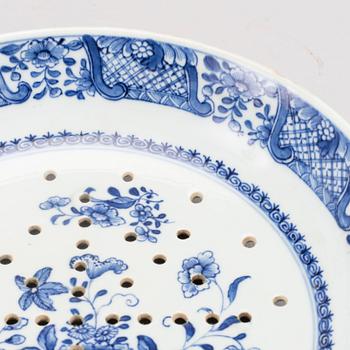 A Chinese Qianlong blue and white porcelain plate.