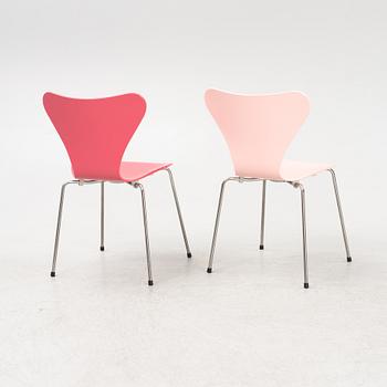 Arne Jacobsen, two 'Series 7' chairs, Fritz Hansen, dated 2008.