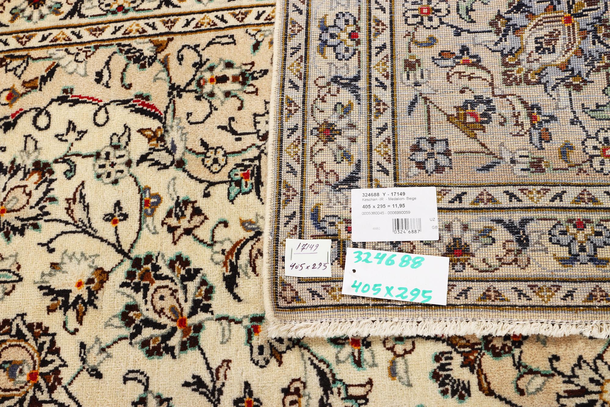 A Kashan carpet, a. 405 x 295 cm.