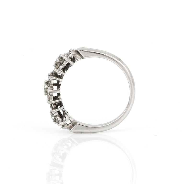 RING, 18K vitguld med briljantslipade diamanter, tot ca 0,69 ct. Total vikt ca 3,42 g.