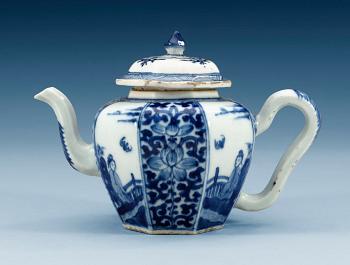 1521. A blue and white teapot, Qing dynasty, 18th Century.
