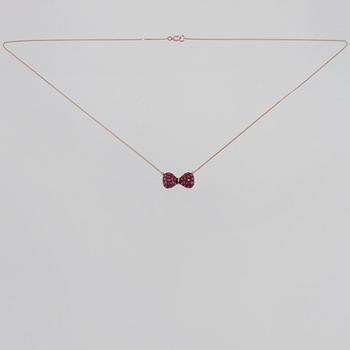 HÄNGE, 18K guld med fasettslipade rubiner 1.25 ct. Vikt 2,4 gram.
