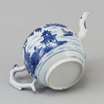 A Chinese export porcelain tea pot, Qing dynasty, Qianlong (1736-1795).