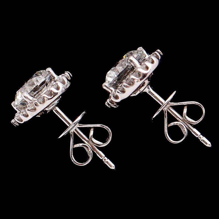 ÖRHÄNGEN, 1 par, 18 k vitguld, briljantslipde diamanter tot 2.30 ct.