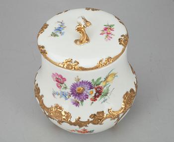 SKÅL MED LOCK, porslin, Meissen, 1900-talets början.