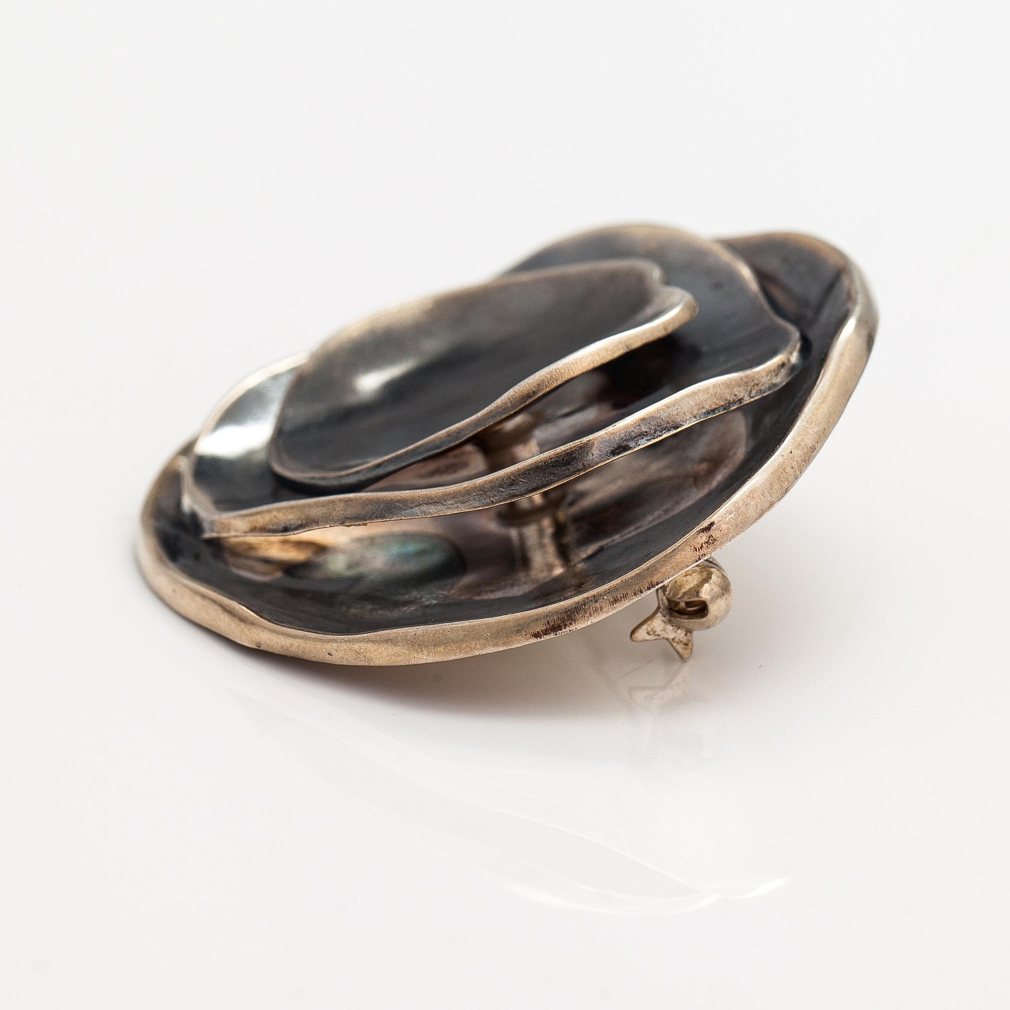 Liisa Vitali, Riipus "Gardenia", hopeaa. Westerback, Helsinki 1974.