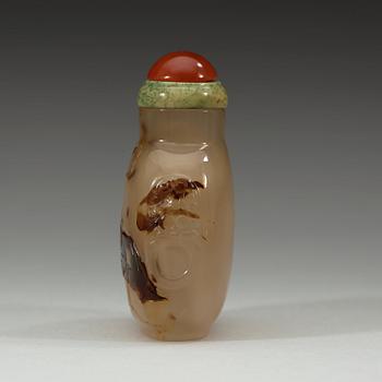 A carved chalcedony snuff bottle, Qing dynasty, 19th century.